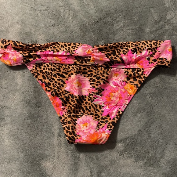 NWT Victoria’s Secret bikini bottom, size Medium - Picture 2 of 4